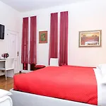 Lia Rooms